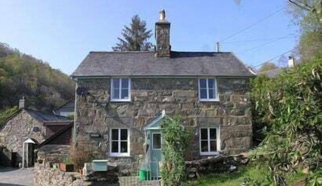 Hawddamor cottage with wood burner & * Hot tub *