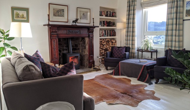Hawick Central, cosy stylish flat with log burner.
