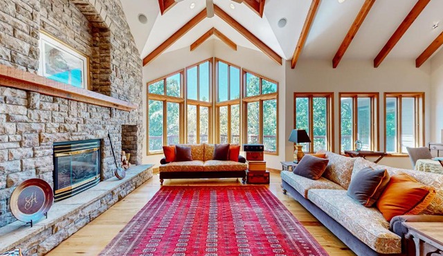 Hawk Cove Manor