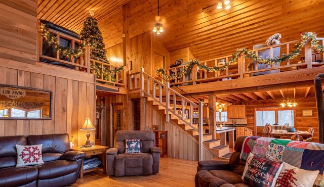 Hawk Hill Cabin-secluded hilltop fantasy getaway near forestry, lakes, & resort