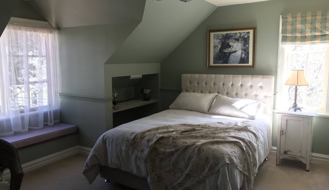 Hawk's Nest Bed & Breakfast : Elaine offers 3 Queensize bedrooms/ensuite .