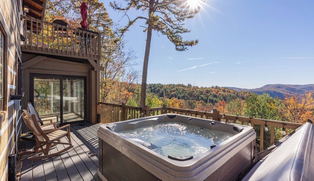 Hawk's Rest: Private Cabin, Great Views, Hot Tub, WIFI, Fireplace