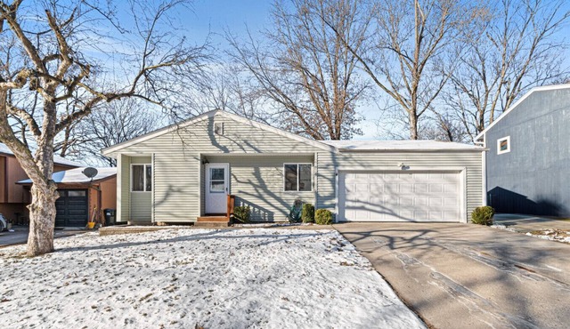 Hawkeye Haven | Garage | 4 Bd 2 Ba| Sleeps 8