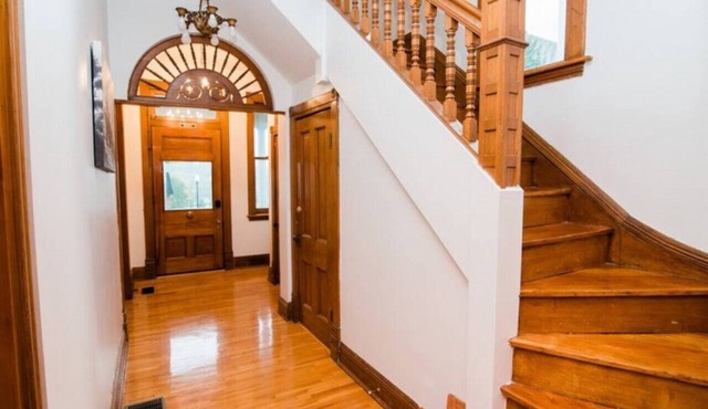 Hawkin's House Lower Suite Downtown Jefferson City