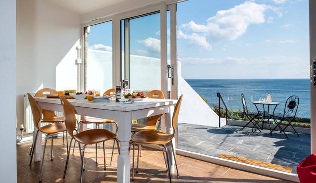 Hawkins - A Coastal Cottage with Hot Tub & Stunning Views