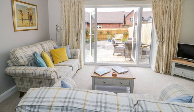 HAWKINS WAY COTTAGE, family friendly in Newbold On Stour