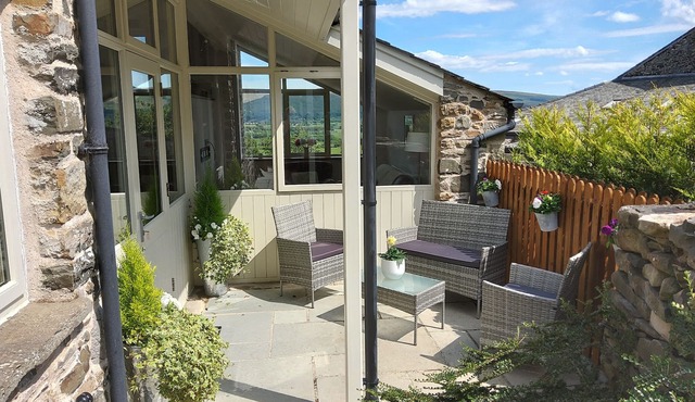 HAWKRIGG COTTAGE, family friendly, with a garden in Kirkby Lonsdale