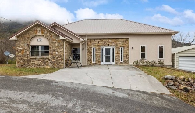 Hawks Nest by Beyond Expectations: 3BR Cabin w/Hot Tub, Arcade & Mountain Views