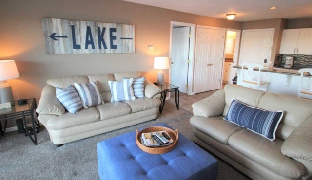 Hawks Nest Condo - Beutiful Lake View! Walk in - no steps! - 2 Full Beds - Best Price & Location!