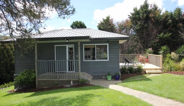 Hawks Nest Hideaway. Ocean View, Private Bush Walk