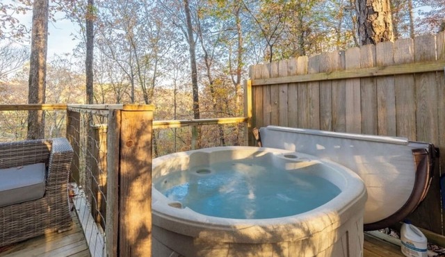 Hawks Nest Treehouse Secluded With Hot Tub