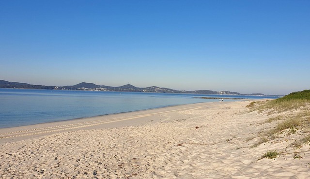 Hawks Nest Winda Woppa beautiful Beach House By Beach and River.