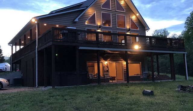 Hawk’s Pointe-NEWLY REMODELED-Waterfront-Hot tub-Luxury and peaceful