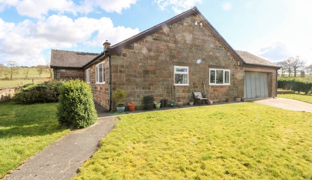 HAWKSBRIDGE BUNGALOW, pet friendly, with open fire in Leek