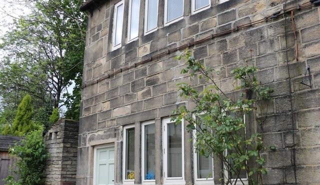 HAWKSCLOUGH COTTAGE, pet friendly, with open fire in Hebden Bridge