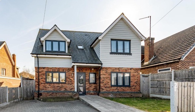 Hawkwell Hideaway Large 4 bedroom Home Hockley - Pass the Keys