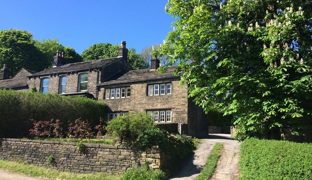 HAWKYARD'S COTTAGE, pet friendly, with a garden in Dobcross, Oldham