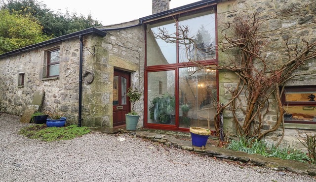 HAWORTH BARN, pet friendly, character holiday cottage in Stainforth