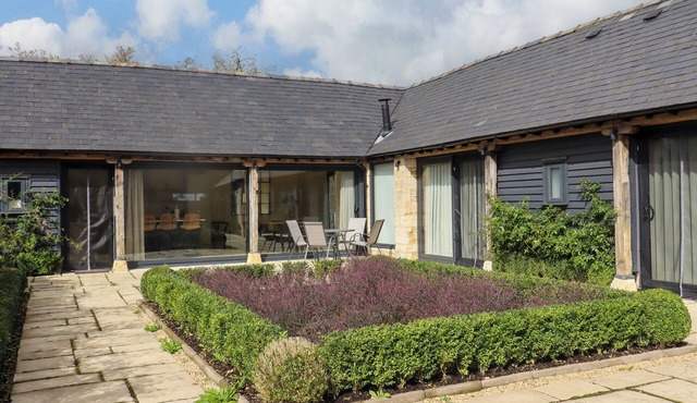HAWTHORN BARN, family friendly, with open fire in Northleach