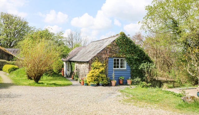 HAWTHORN COTTAGE, character holiday cottage in Drefach Felindre