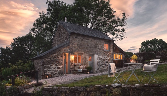 HAWTHORN COTTAGE AT COLLIHOLE, romantic, with open fire in Chagford