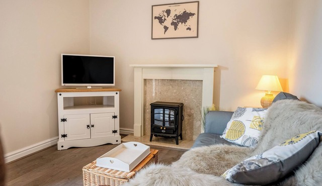 HAWTHORN COTTAGE, pet friendly, with open fire in Eppleby