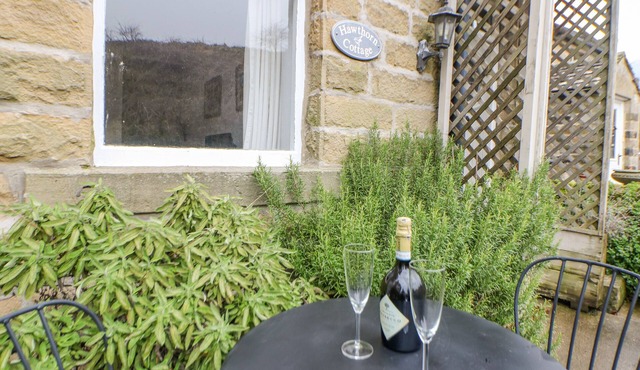 HAWTHORN COTTAGE, romantic, luxury holiday cottage in Eyam