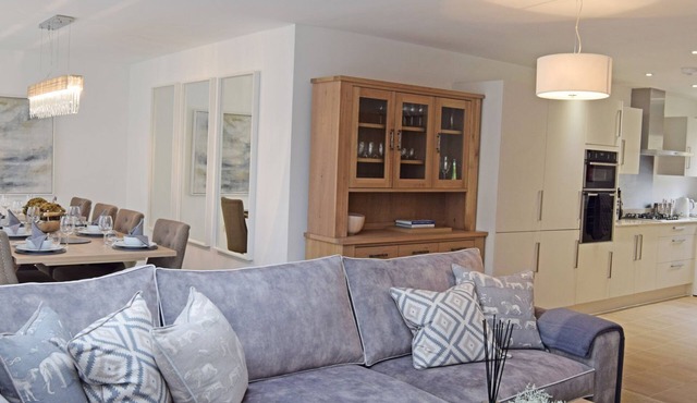 Hawthorn Cottage - sleeps 8 guests in 4 bedrooms