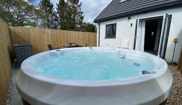 Hawthorn Cottage with private Hot tub