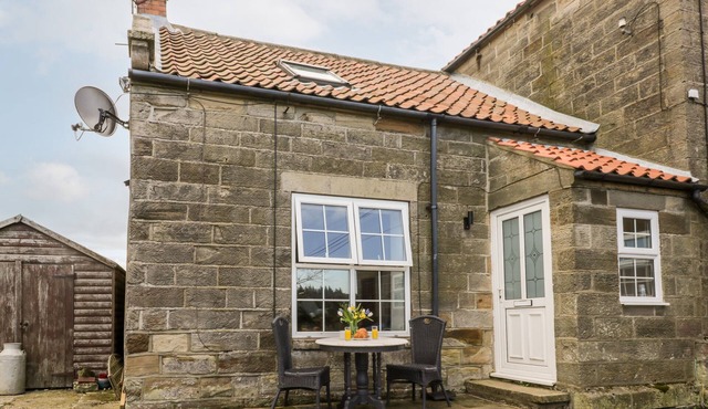 HAWTHORN DALE COTTAGE, romantic, character holiday cottage in Whitby