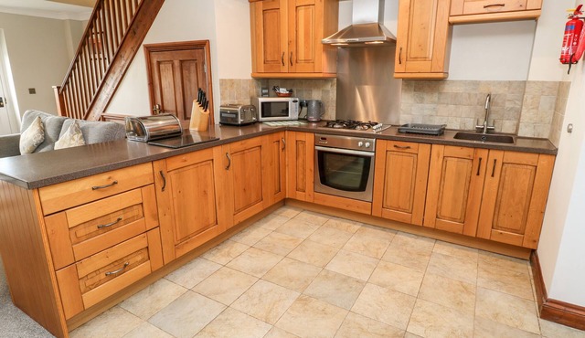 HAWTHORN, family friendly, character holiday cottage in St Blazey