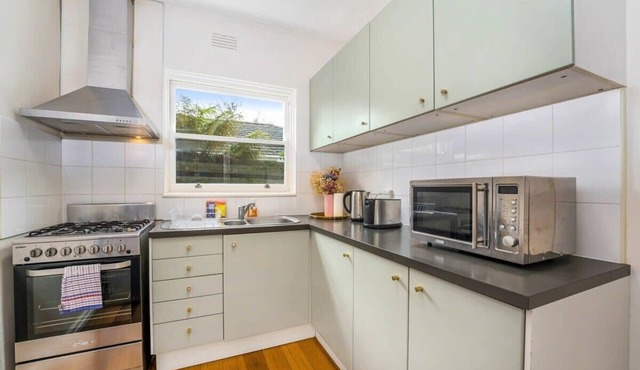 Hawthorn Hideaway With Free WiFi & Carparking