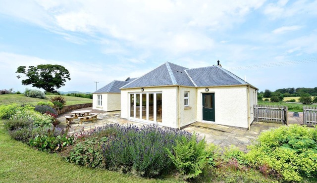 HAWTHORN HOUSE - spacious home set amidst lush gardens & rolling countryside