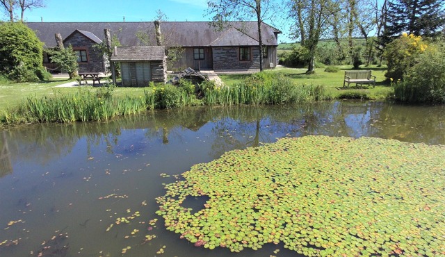 Hawthorn-luxury 4 bed cottage- great views, indoor pool hot tub, gym, fishing.