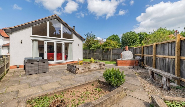 HAWTHORNDEN, pet friendly, country holiday cottage in Filey