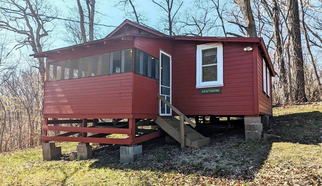 Hawthorne Cabin - Screened in Porch with Lake Views & Pet Friendly