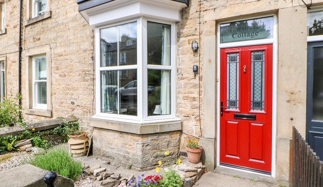 HAWTHORNE COTTAGE, pet friendly, with a garden in Cotherstone