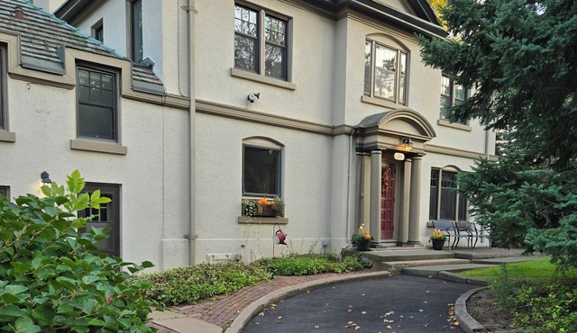 Hawthorne Manor- Perfect Duluth Location! Amazing historic home.