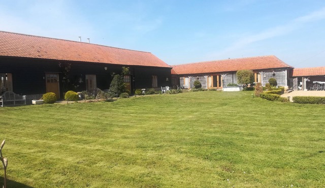 Hay Barn. 3 en-suite bedrooms, optional hot tub, private garden, log burner.