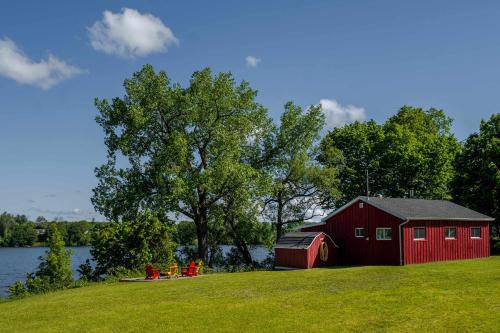 Hay Bay Hytte - Waterfront Cottage