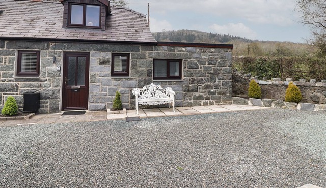 HAY COTTAGE, romantic, character holiday cottage in Conwy
