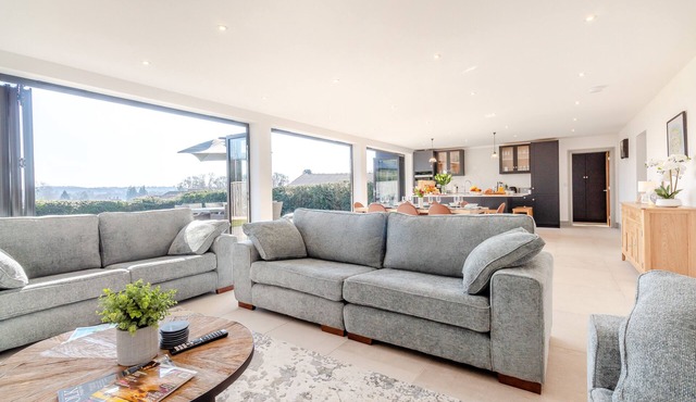 Hay Hill House - Four Bedroom House, Sleeps 8