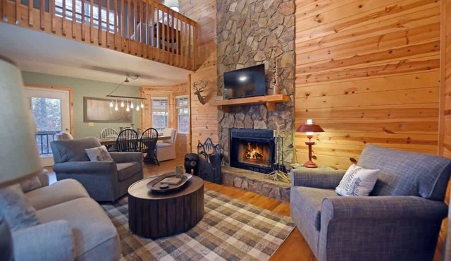 Hayden’s Hideaway - View, hot tub, game room, fun!