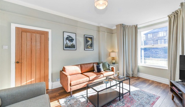 Haydn Road - Opulent 4bedroom house with dining for 8 & private outdoor patio