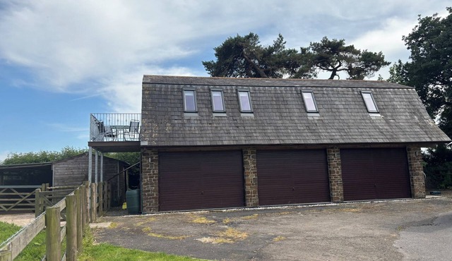 HAYES LODGE COACH HOUSE, pet friendly in Dolton