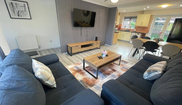 Hayes UB4 - Bright & Spacious 3Bedroom/1Bathroom with W/C Pet-Friendly House with Garden