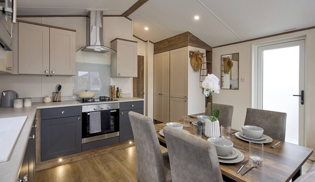 Hayling Island 2 Bed Hot Tub Caravan Pet SM18