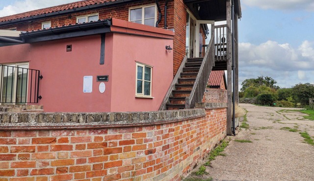 HAYLOFT, pet friendly, with a garden in Ipswich