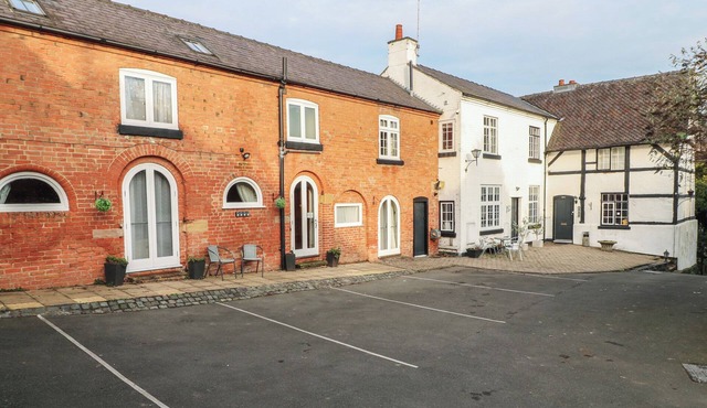 HAYLOFT, romantic, with a garden in Castle Donington
