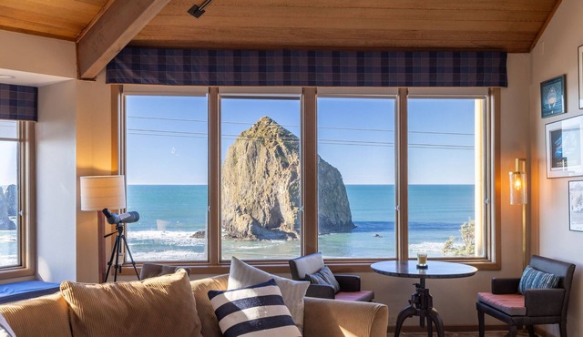 Haystack Vista Beach House * Private Hot Tub